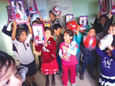 Kids reciving gifts 03 web