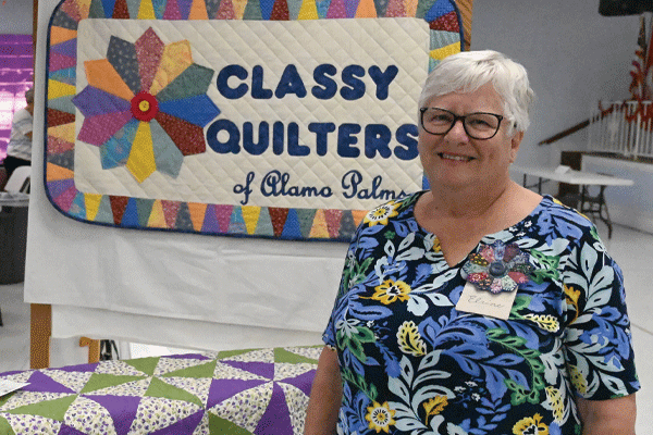 AA Elaine w Classic Quilter Sign web
